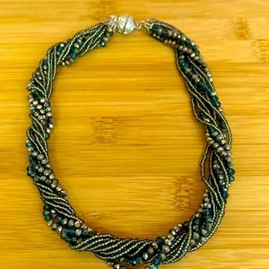 Elegant necklace with magnet clasp